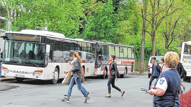 Es ist eng und gefährlich: Busse parken, Schüler überqueren die Straße, dazu noch Eltern, die ihren Nachwuchs mit dem Auto direkt vor der Schule abliefern. Weil das im absoluten Halteverbot passiert und die Kanzler-Stürtzel-Straße noch gefährlicher macht, hat Doris Jäger von der Kitzinger Verkehrsüberwachung derzeit alle Hände voll zu tun.