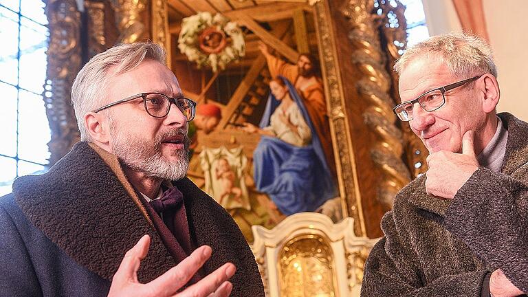 Der ehemalige Kunstreferent der Diözese Würzburg Jürgen Lenssen stellt die neu gestaltete Pfarrkirche St.Oswald in Baunach vor. Der Hochalter beinhaltet ein Gemälde des Leipziger Malers Michael Triegel, der ebenfalls anwesend war.