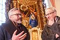 Der ehemalige Kunstreferent der Diözese Würzburg Jürgen Lenssen stellt die neu gestaltete Pfarrkirche St.Oswald in Baunach vor. Der Hochalter beinhaltet ein Gemälde des Leipziger Malers Michael Triegel, der ebenfalls anwesend war.