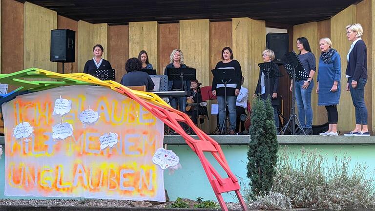 Die Gruppe 'Liederlich' unter Leitung von Lygia Wagenführer untermalte den besonderen Gottesdienst schwungvoll.