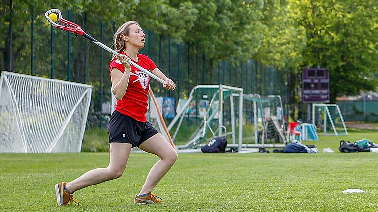 Kristin Bauder von der FT Würzburg trainiert auf dem Sportgelände an der Mergentheimer Straße ihren Wurf: Sie spielt Lacrosse. Kristin Bauder von der FT Würzburg trainiert auf dem Sportgelände an der Mergentheimer Straße ihren Wurf: Sie spielt Lacrosse.