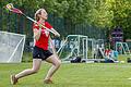 Kristin Bauder von der FT Würzburg trainiert auf dem Sportgelände an der Mergentheimer Straße ihren Wurf: Sie spielt Lacrosse.