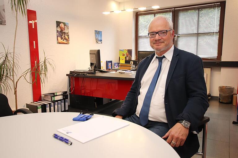 Hans Müller in seinem Wiesentheider Büro. Nach 17 Jahren stellt sich der Vorsitzende der FDP im Landkreis Kitzingen kommenden Dienstag nicht mehr zur Wahl für das Amt an der Spitze des Kreisverbands. Hans Müller in seinem Wiesentheider Büro. Nach 17 Jahren stellt sich der Vorsitzende der FDP im Landkreis Kitzingen kommenden Dienstag nicht mehr zur Wahl für das Amt an der Spitze des Kreisverbands. 