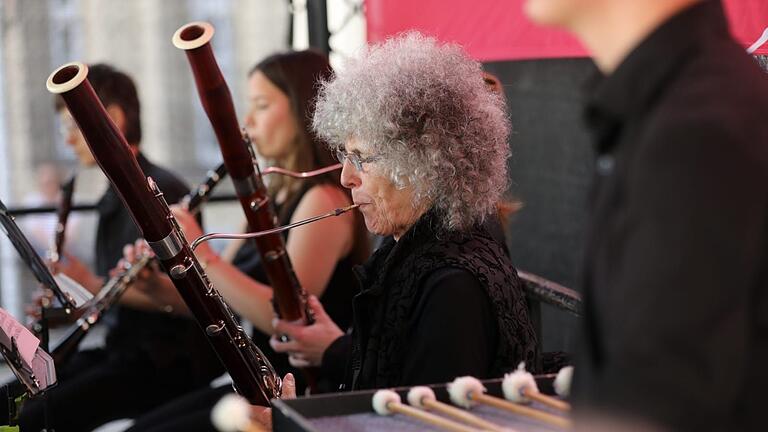 Zum Mozarttag finden in der Innenstadt von Würzburg an vielen Orten musikalische Darbietungen statt. Zum Mozarttag finden in der Innenstadt von Würzburg an vielen Orten musikalische Darbietungen statt.