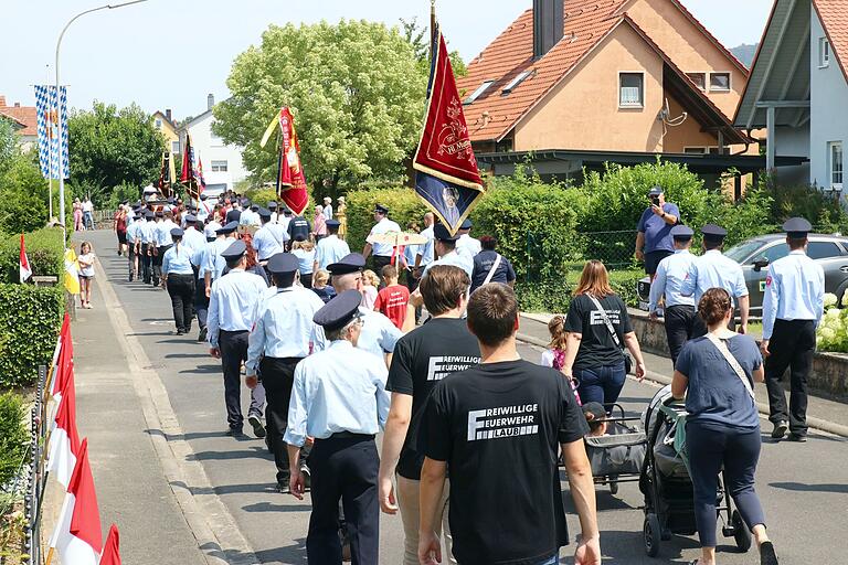 Impressionen vom großen Geburtstagsfest - ein Feuerwehrfest das in Erinnerung bleiben wird. Zum Fest 150 Jahre Feuerwehr Kirchschönbach gab es einen großen Umzug durch die Ortschaft. Neben 25 Feuerwehren sorgten drei Musik-Kapellen (Oberschwarzach, Kitzingen / Wiesenbronn, Reupelsdorf) für beste Feststimmung. Das Festgelände war im Anschluss an den Umzug bis auf den letzten Platz 'ausverkauft'. Feuerwehren, Blaskapellen, Ehrengäste und Besucher fühlten sich sehr wohl.