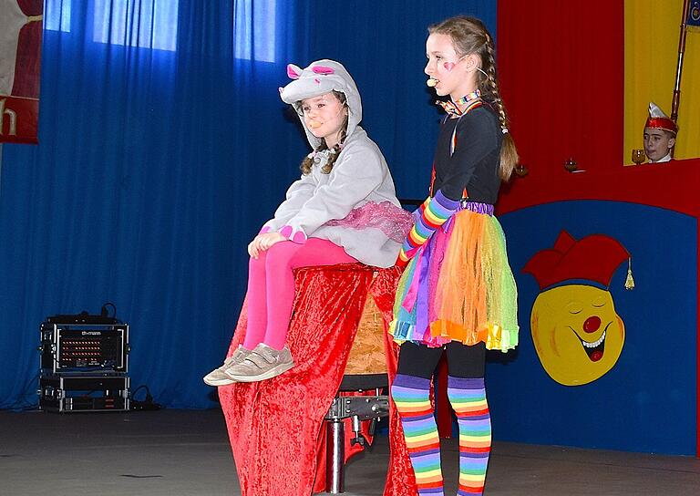 Bestens beim Publikum kamen Johanna Ullrich (rechts) und  ihre Puppe, das Nilpferd Lysander (Lisa Ullrich) an. Foto: Gabi Nätscher