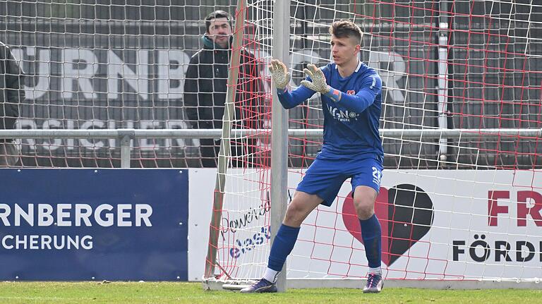 Torhüter Vladyslav Vertiei bekam in Nürnberg den Vorzug vor Max Böhnke und soll auch in den kommenden Spielen das Tor des TSV hüten. Torhüter Vladyslav Vertiei bekam in Nürnberg den Vorzug vor Max Böhnke und soll auch in den kommenden Spielen das Tor des TSV hüten.