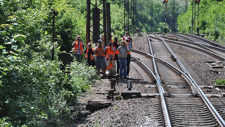 Zahlreiche Eisenbahnfreunde stehen in den letzten Tagen des Betriebs der Spessartrampe mit Fotoapparaten an der Strecke.