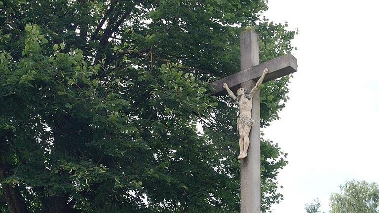 Das Kreuz aus dem Jahre 1878 stand ursprünglich zwischen Altglashütten und Silberhof. 1947 holten es die Umsiedler aus dem Truppenübungsplatz nach Einraffshof.  Foto: Stephanie Elm       -  Das Kreuz aus dem Jahre 1878 stand ursprünglich zwischen Altglashütten und Silberhof. 1947 holten es die Umsiedler aus dem Truppenübungsplatz nach Einraffshof.  Foto: Stephanie Elm