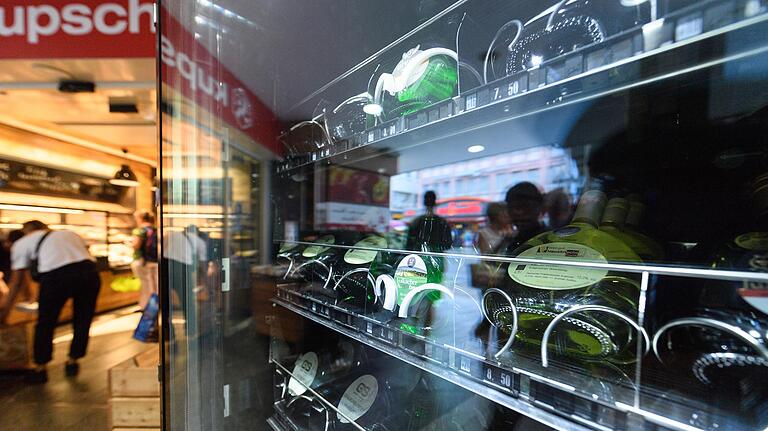 Der Bocksbeutelautomat vor der Kupsch-Filiale in der Domstraße.&nbsp; Erstmals gab es dort aus einem Automaten 24 Stunden an sieben Tagen die Woche gekühlten Frankenwein aus der Flasche.