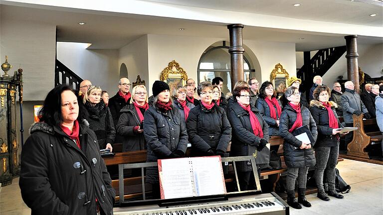 Der Chor Belcanto gestaltete den Festgottesdienst musikalisch mit Chorsätzen wie 'Ein Funke, aus Stein geschlagen' oder 'Möge die Straße..' Links im Bild: Chorleiterin Silvia Albert.