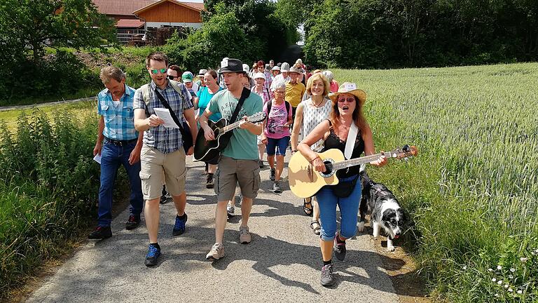 Bei der 'Singenden Wanderung' sind auch zwei Gitarren unterwegs. Bei der 'Singenden Wanderung' sind auch zwei Gitarren unterwegs.