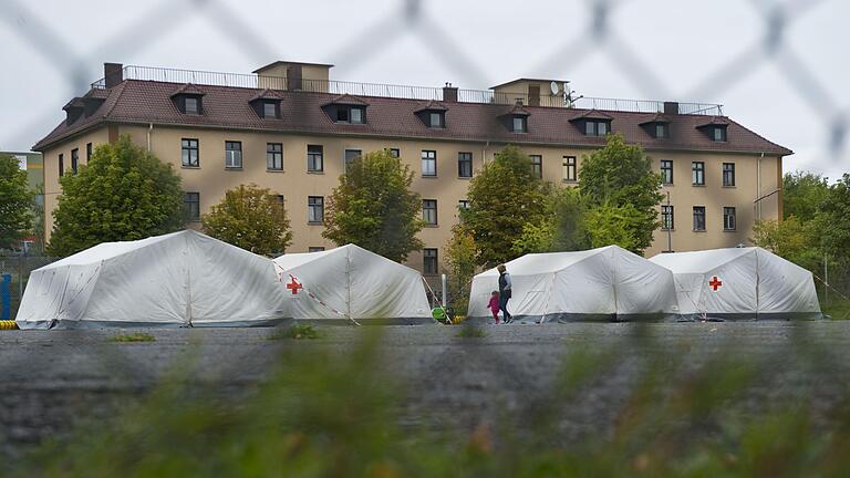 Wegen anhaltend hoher Flüchtlingszahlen stellten Helfer des Roten Kreuzes am 3. September 2014 große Zelte auf dem Hof der Gemeinschaftsunterkunft in Veitshöchheim (Lkr. Würzburg) auf.