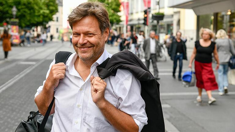 Robert Habeck im Mai 2019 im Wahlkampf in Würzburg. Robert Habeck im Mai 2019 im Wahlkampf in Würzburg.