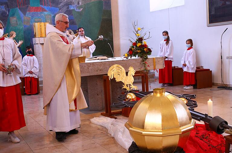 Erst die Segnung, dann die Erhöhung: Pater Philippus Eichenmüller OSB segnete die Aufsätze der neuen Kirchturmspitze in einem Dankgottesdienst Anfang Oktober. Erst die Segnung, dann die Erhöhung: Pater Philippus Eichenmüller OSB segnete die Aufsätze der neuen Kirchturmspitze in einem Dankgottesdienst Anfang Oktober.