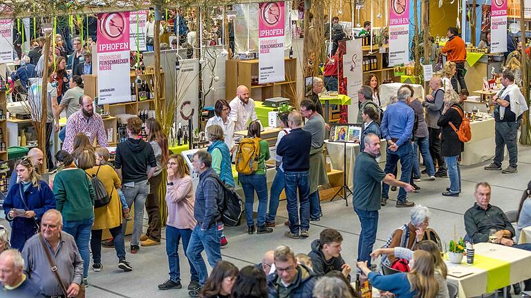 Zahlreiche Menschen besuchen bereits am Samstag die Fränkische Feinschmecker-Messe in der Karl-Knauf-Halle in Iphofen. Zahlreiche Menschen besuchen bereits am Samstag die Fränkische Feinschmecker-Messe in der Karl-Knauf-Halle in Iphofen.