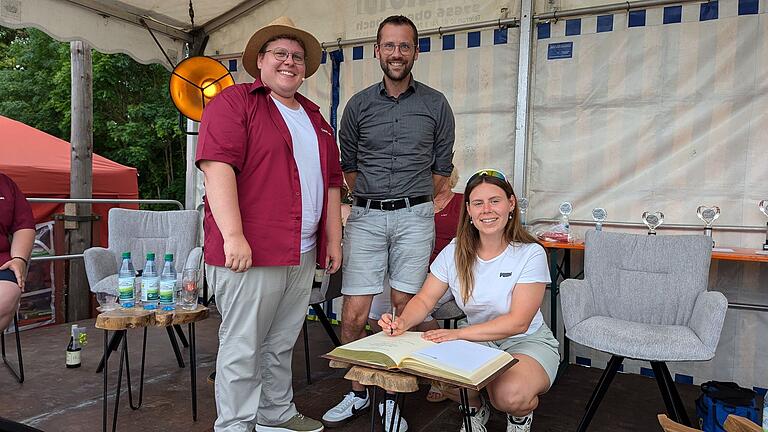 Eintrag ins Goldene Buch: Die Minigolf-Weltmeisterin Sarah Schumacher durfte sich in das Goldene Buch des Marktes Oberelsbach eintragen.