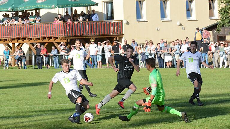 Fabian Schäfer (links) und Spielertrainer Michael Voll (dahinter, beide TSV Steinach) versuchen gegen Simon Träger und Keeper Eric Reß (beide FC Reichenbach) ihr Glück.  Foto: ssp       -  Fabian Schäfer (links) und Spielertrainer Michael Voll (dahinter, beide TSV Steinach) versuchen gegen Simon Träger und Keeper Eric Reß (beide FC Reichenbach) ihr Glück.  Foto: ssp