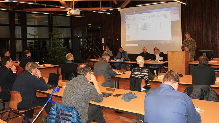 Der Volkacher Stadtrat hat am Montagabend erstmals in der Mainfranken-Kaserne der Bundeswehr getagt. Dort im Süden von Volkach ist das Logistikbataillon 467 zuhause. Kommandeur Holm Schreiter (am Pult) begrüßte den Stadtrat und stellte den Standort vor.