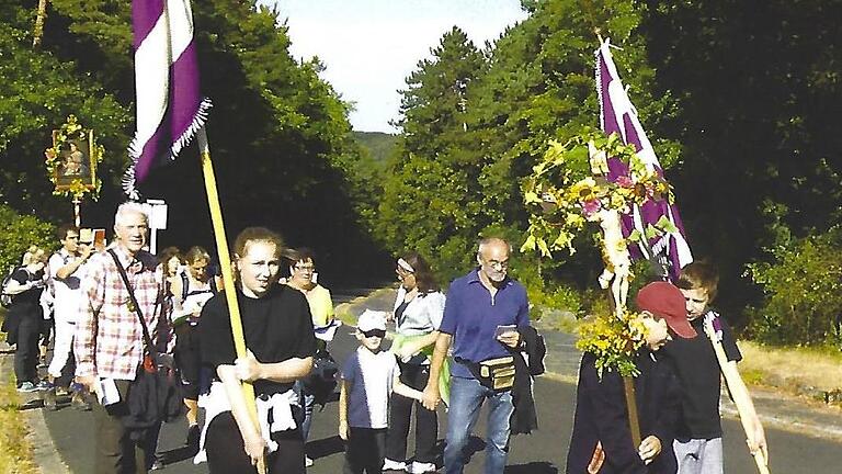 Kreuz, Marienbild und Fahnen haben auch unterwegs immer dazugehört. - Kreuz, Marienbild und Fahnen haben auch unterwegs immer dazugehört. Kreuz, Marienbild und Fahnen haben auch unterwegs immer dazugehört. - Kreuz, Marienbild und Fahnen haben auch unterwegs immer dazugehört.
