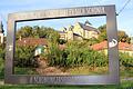 Ein malerischer Postkartenanblick: Der neu errichtete Selfiepoint im Schonunger Gemeindeteil Mainberg. Im Hintergrund ist das Schloss Mainberg zu sehen.&nbsp;