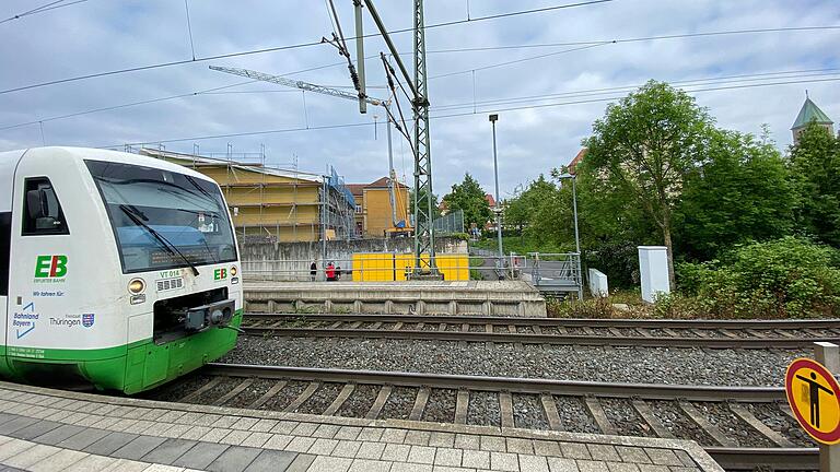 Eine Variante einer neuen, dritten Mainbrücke würde über den bisherigen Bahnhaltepunkt Schweinfurt Mitte führen. Sie wird noch einmal intensiv auf Machbarkeit geprüft.