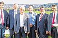Abschied am Flugplatz: Der langjährige Chef des Flugsport-Clubs Heinz Gräf (Mitte) mit OB Christian Schuchardt (von links), seinem Nachfolger Michael Hoffmann, dem 2. Vorsitzenden Leopold Buschmann, Bürgermeister Adolf Bauer und Kassier Elmar Tell.