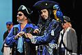 Marian Krejcik und Horst Arnold mit Chor in &bdquo;Die Piraten von Penzance&ldquo; im Meininger Theater.