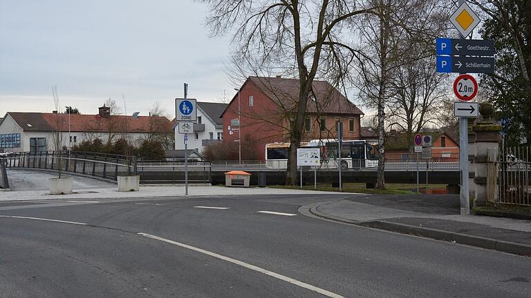 Aufgrund der Erneuerung der Trinkwasserleitung wird im Zuge der Bauarbeiten am Brückenschlag auch ein Abschnitt der Otto-Hahn-Straße gesperrt werden müssen, später zudem die Einfahrt zum Parkplatz Schillerhain.