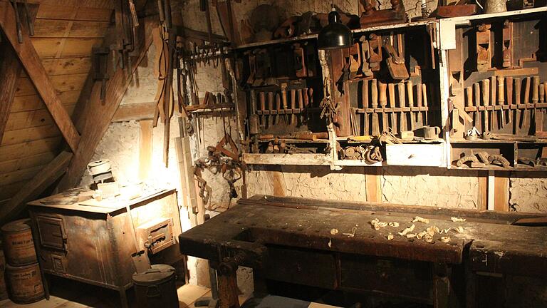 Eine Ausstellung zeigt das Leben und Arbeiten in Castell in der ersten Hälfte des 20. Jahrhunderts anhand der früheren Schreinerei Arnold. Eine Ausstellung zeigt das Leben und Arbeiten in Castell in der ersten Hälfte des 20. Jahrhunderts anhand der früheren Schreinerei Arnold.