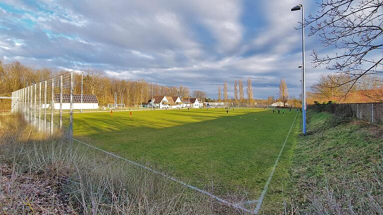 Auf dem Trainingsplatz des Sportvereins Veitshöchheim wird in allernächster Zeit für 467.000 Euro ein Kunstrasen verlegt. Auf dem Trainingsplatz des Sportvereins Veitshöchheim wird in allernächster Zeit für 467.000 Euro ein Kunstrasen verlegt.