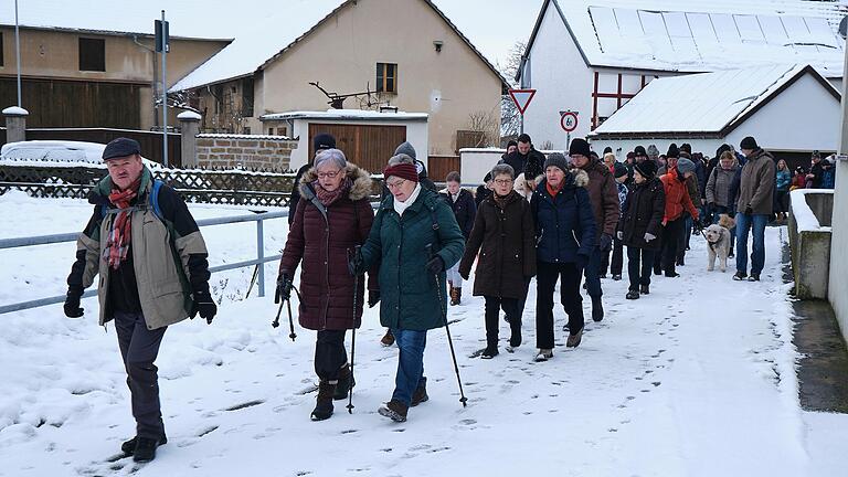 Wanderer kurz nach Abmarsch bei geschlossener Schneedecke in der Friedhofstraße.
