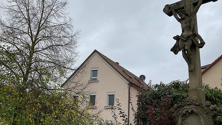 Der Streit der Gemeinde mit der Diözese um Zahlungen aus dem Verkauf des ehemaligen Pfarrhauses in Sulzfeld (Bildmitte) ist beendet.