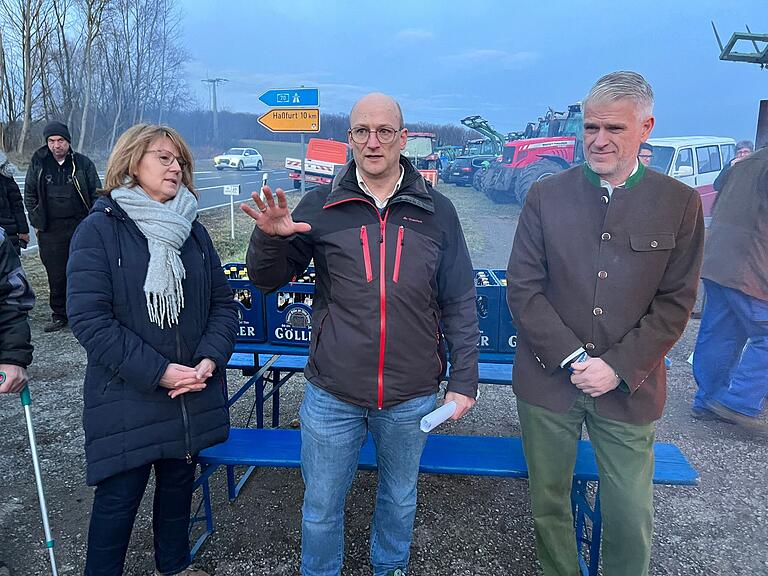 Organisatorin Cäcilie Werner sowie Klaus Pieroth, Geschäftsführer des BBV Schweinfurt-Haßberge, und Steffen Vogel (CSU) sprechen vor rund 100 Personen in Steinsfeld.