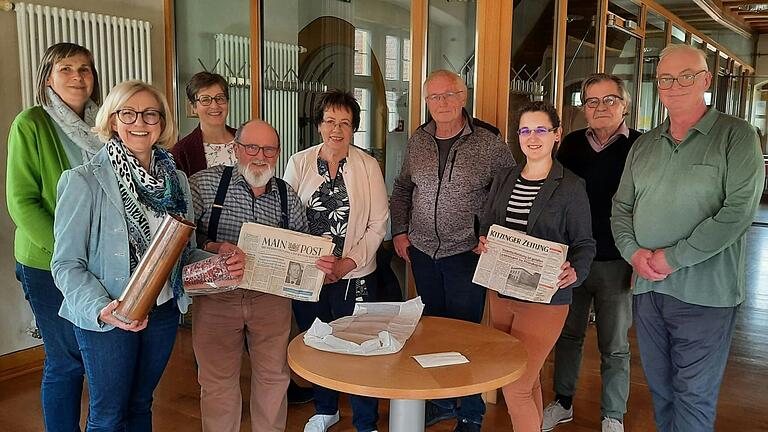 Archivarinnen und Archivare des Landkreises zu Gast im Archiv und Rathaus Obernbreit bei Elisabeth Cieply und Susanne Knof (Erste und Zweite von links)).