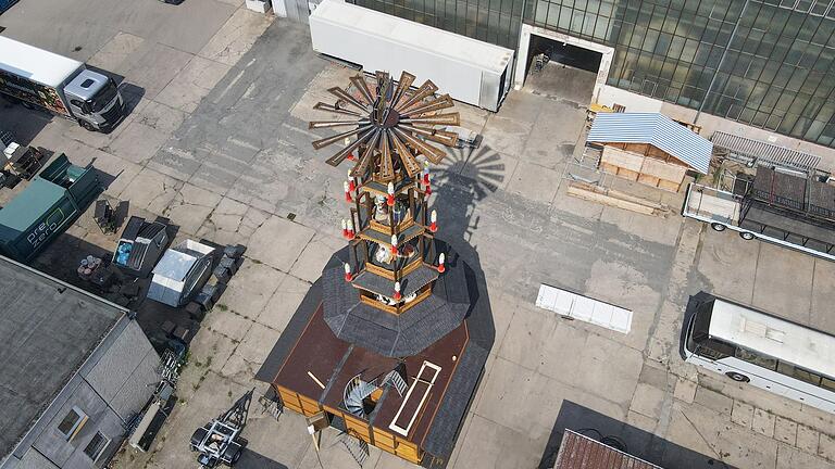 Riesige Weihnachtspyramide entsteht in Wanzleben - Die Pyramide zeigt die Weihnachtsgeschichte und besteht aus sechs Etagen mit einer Höhe von rund 20 Metern. Riesige Weihnachtspyramide entsteht in Wanzleben - Die Pyramide zeigt die Weihnachtsgeschichte und besteht aus sechs Etagen mit einer Höhe von rund 20 Metern.