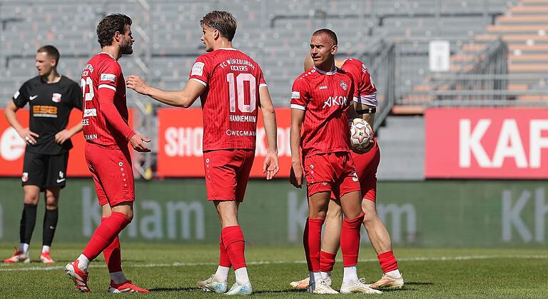 Hier hat Benyas Junge-Abiol (rechts) den Ball. Kapitän Daniel Hägele (links) schaltet sich in die Diskussion ein. Auch Moritz Hannemann (Mitte) spricht mit. Hier hat Benyas Junge-Abiol (rechts) den Ball. Kapitän Daniel Hägele (links) schaltet sich in die Diskussion ein. Auch Moritz Hannemann (Mitte) spricht mit.