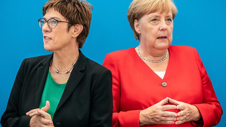 Für die Bundeskanzlerin ist diese Woche nicht nur der Urlaub vorbei, sondern es drohen ihr auch noch – zumindest politisch betrachtet – ziemlich heiße Monate. Hier ist Angela Merkel neben Annegret Kramp-Karrenbauer (links), Bundesvorsitzende der CDU, vor Beginn der Sitzung des CDU-Bundesvorstands in der Parteizentrale im Konrad-Adenauer-Haus zu sehen.