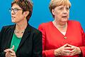 Für die Bundeskanzlerin ist diese Woche nicht nur der Urlaub vorbei, sondern es drohen ihr auch noch – zumindest politisch betrachtet – ziemlich heiße Monate. Hier ist Angela Merkel neben Annegret Kramp-Karrenbauer (links), Bundesvorsitzende der CDU, vor Beginn der Sitzung des CDU-Bundesvorstands in der Parteizentrale im Konrad-Adenauer-Haus zu sehen.