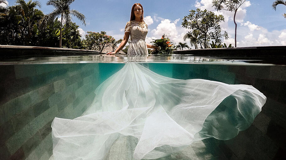 Trash the Dress       -  Bei einem Fotoshooting unter Wasser entstehen ebenfalls kreative Aufnahmen mit dem Brautkleid.