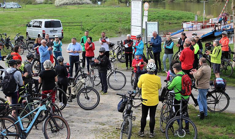 An der Mainfähre in Fahr fiel der Startschuss für die Radlerinnen und Radler der ersten ILE Mainschleife Plus-Tour. 50 Teilnehmer begaben sich auf die Strecke zu den Sehenswürdigkeiten der ILE-Gemeinden.