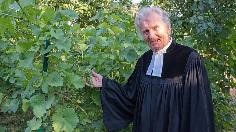 Oberkirchenrat i. R. Gotthart Preiser aus Haßfurt ist am Mittwochabend verstorben. Das Foto zeigt ihn im Jahr 2019, als er 60 Jahre Ordination feierte, in seinem Garten. (Archivbild)