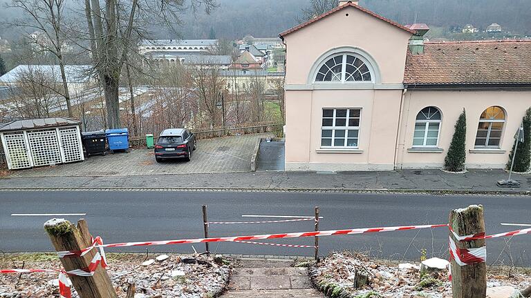 Bahnhof in Staatsbad Brückenau: Investor hat Pläne - Beim Freischneiden des Bahngeländes wurde auch die zugewachsene Treppe hinunter zum Bellevue und dann weiter in den Kurpark freigelegt. Bahnhof in Staatsbad Brückenau: Investor hat Pläne - Beim Freischneiden des Bahngeländes wurde auch die zugewachsene Treppe hinunter zum Bellevue und dann weiter in den Kurpark freigelegt.