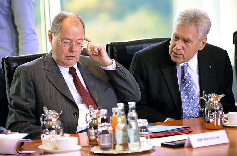 Bundeswirtschaftsminister Michael Glos 2008 am Kabinettstisch in Berlin mit SPD-Finanzminister Peer Steinbrück (li.).