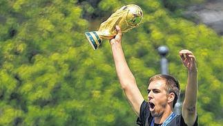 Hoch lebe der Kapitän: Philipp Lahm präsentiert der Menge den Weltpokal.