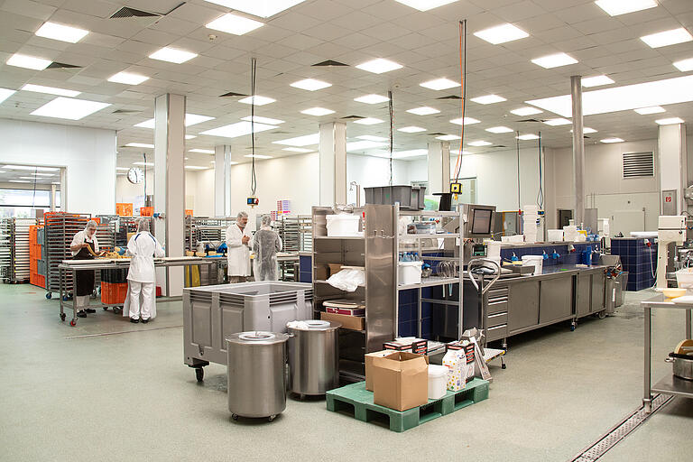Bei Walter in der Produktion: Maschinen kommen nur zum Einsatz, wenn sie den Prozess effektiv machen, das Rezept aber nicht verändern. Bei Walter in der Produktion: Maschinen kommen nur zum Einsatz, wenn sie den Prozess effektiv machen, das Rezept aber nicht verändern.