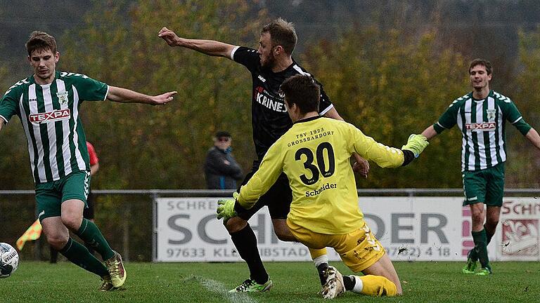 Am Großbardorfer Keeper Julian Schneider ist Thorsten Schlereth schon vorbei, der Ball landet trotzdem nicht im Tor.