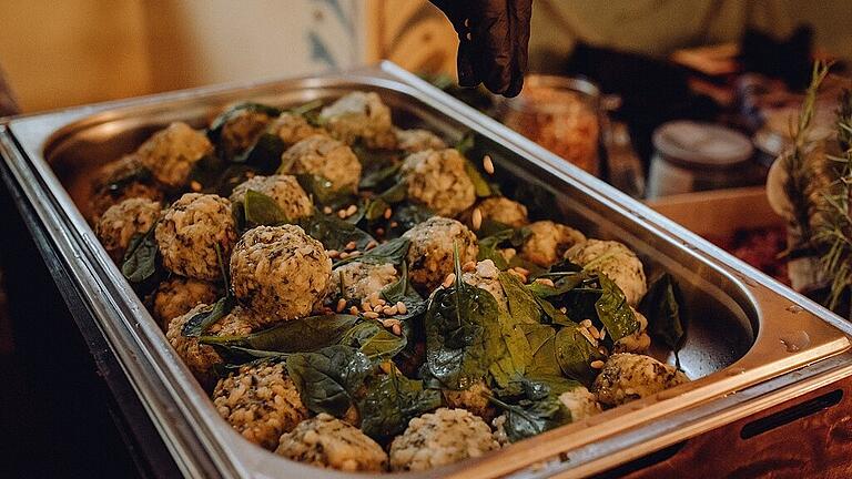 HochzeitF&B-454       -  Es muss nicht immer Braten sein: Spinatknödel mit Schmortomaten und Pinienkernen schmecken auch lecker.