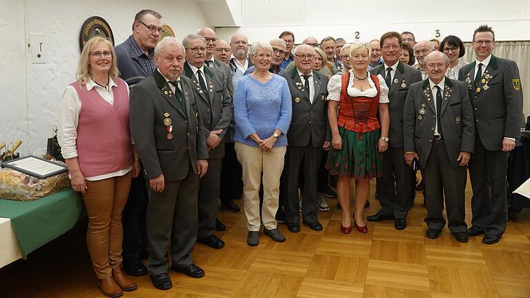 Auf dem Foto Jubilare und Ehrenmitglieder: Sabine Ziegler, Rudi Kümmel, Werner Fischer, Leo Helmschrott, Armin Werner, Norbert Engel, Hans Bayer, Lydia Gehring, Abdon Stöhlein, Elmar Höchner, Bruno Stühler, Christa Göb, Berthold Lenz, Dieter Müller, Edith Helmschrott, Wiltrud Ender, Martin Henneberger, Rudi Ender, Rita Hußlein, Günter Ziegler, Rudi Kerzinger, Reinhard Beutel, Katja Reiss, Rita Hrebabetzki,  1. Schützenmeister Alexander Schäflein.