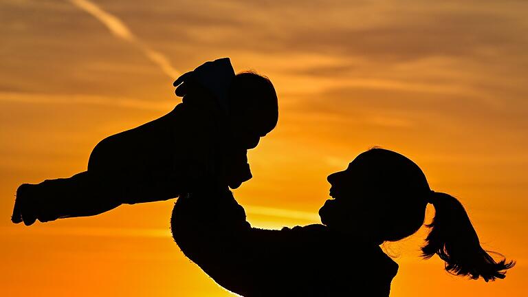 Mutter mit Kind.jpeg       -  Regenbogenfamilien werden von der Gesetzgebung noch heute diskriminiert. Das soll sich jetzt ändern.